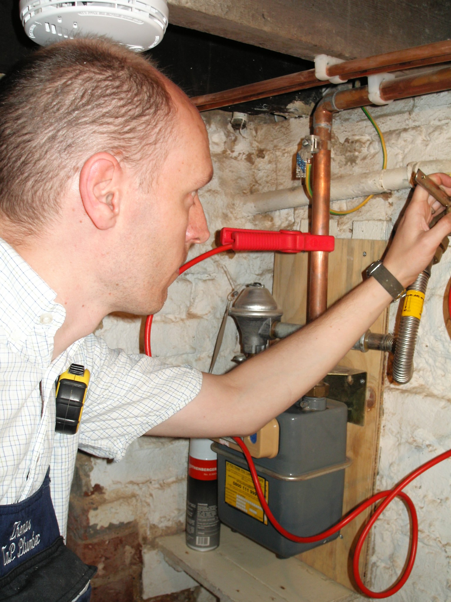 Pressure testing at a gas meter in a cellar